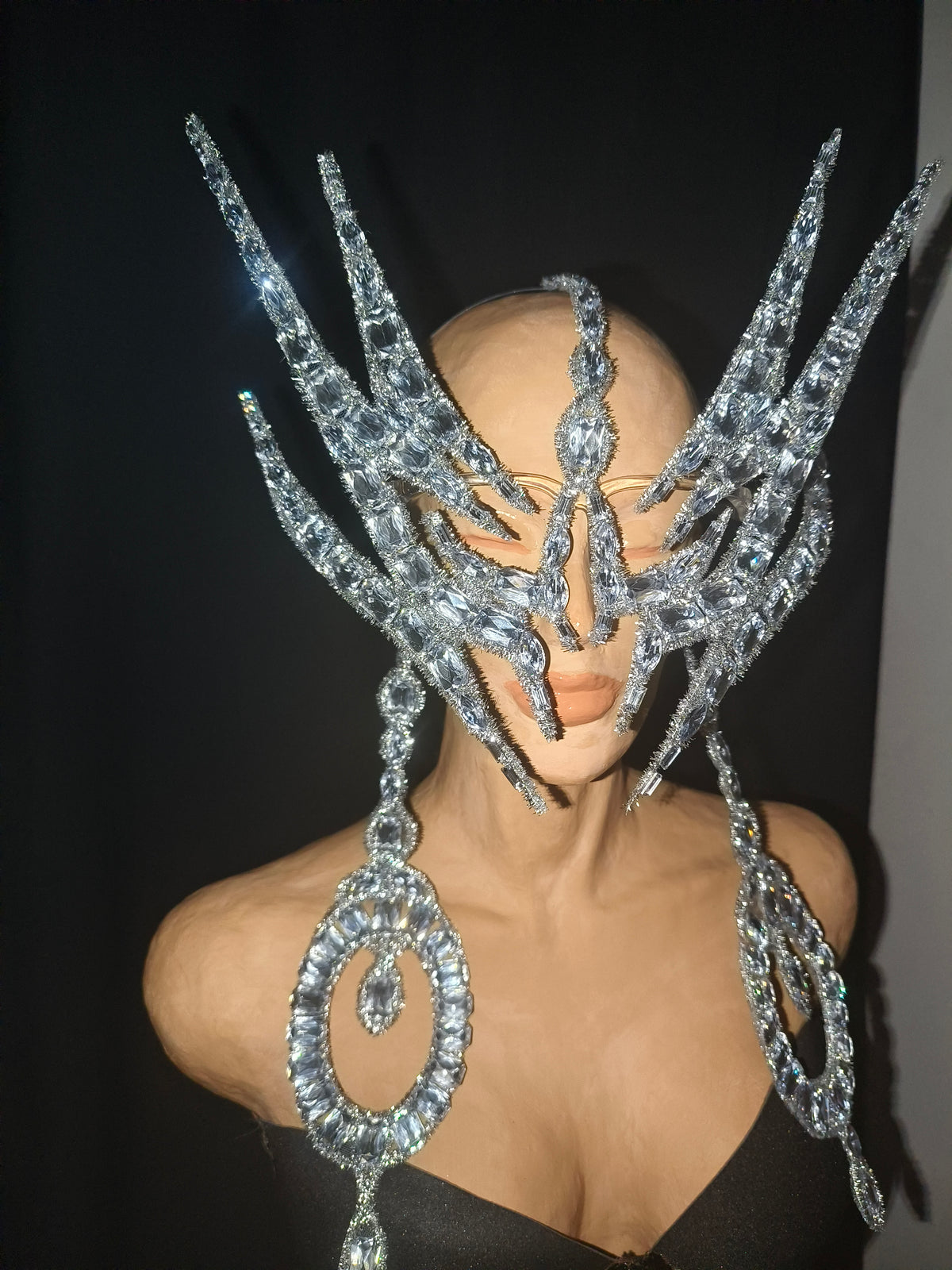 CELESINYI Taozhuang Crystal Spiked Crown Earring Set