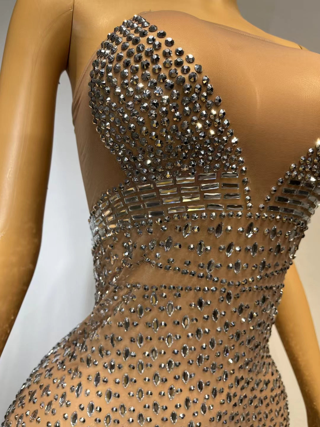 CELESINYI Niujiao Crystal Baguette Gown