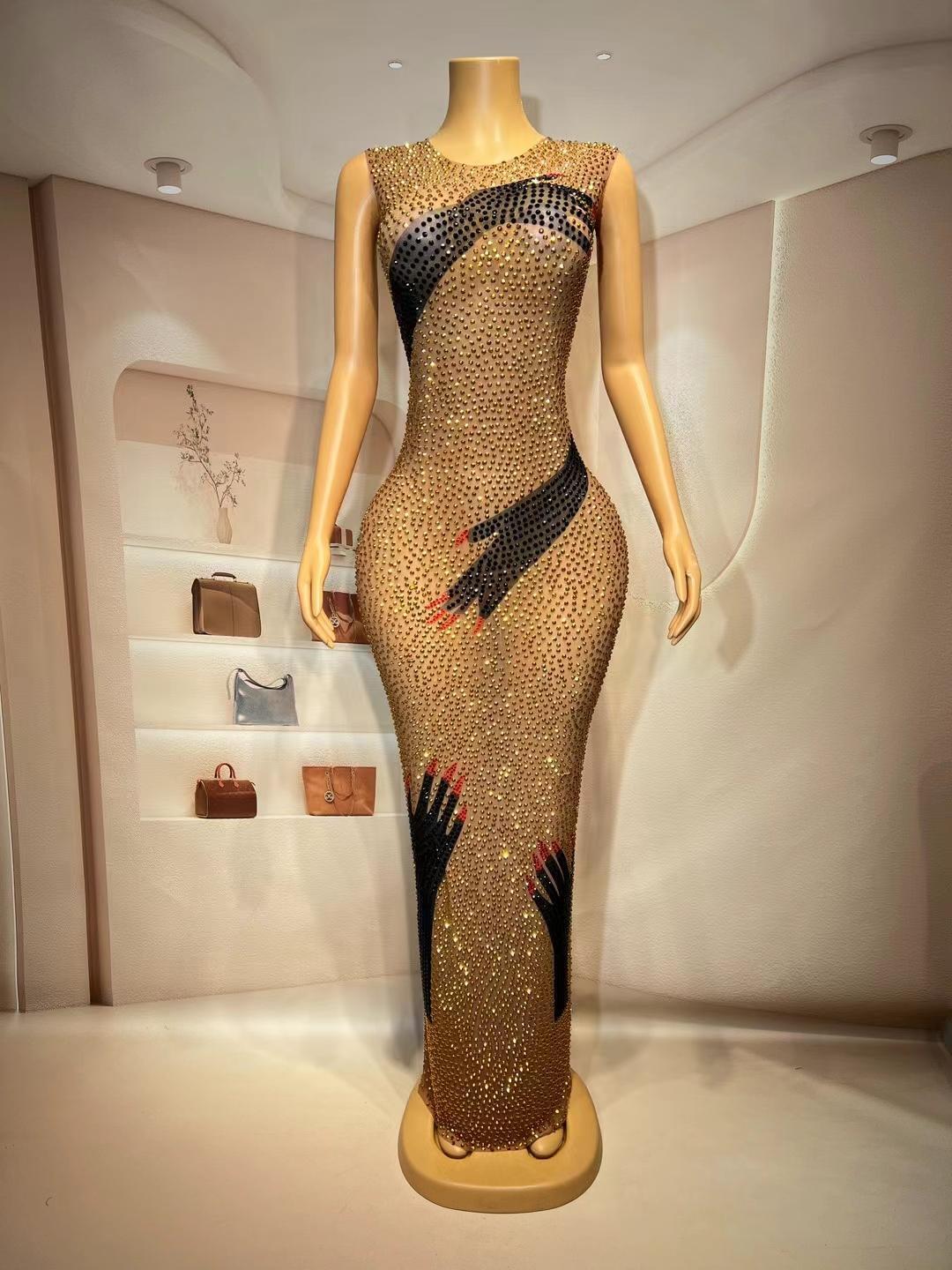 CELESINYI Heishouqun Crystal Hand Gown