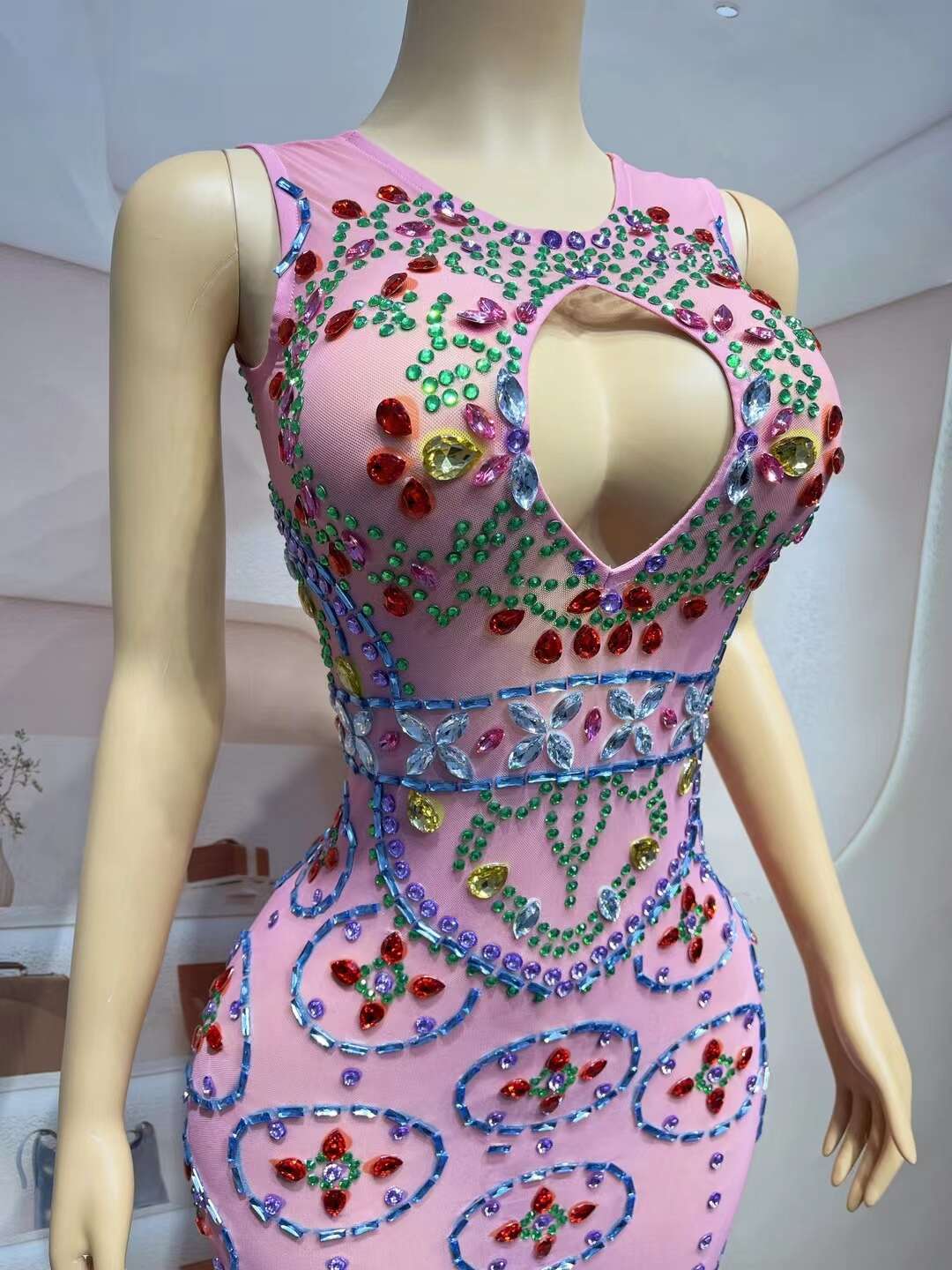 CELESINYI Hualun Crystal Floral Medallion Gown