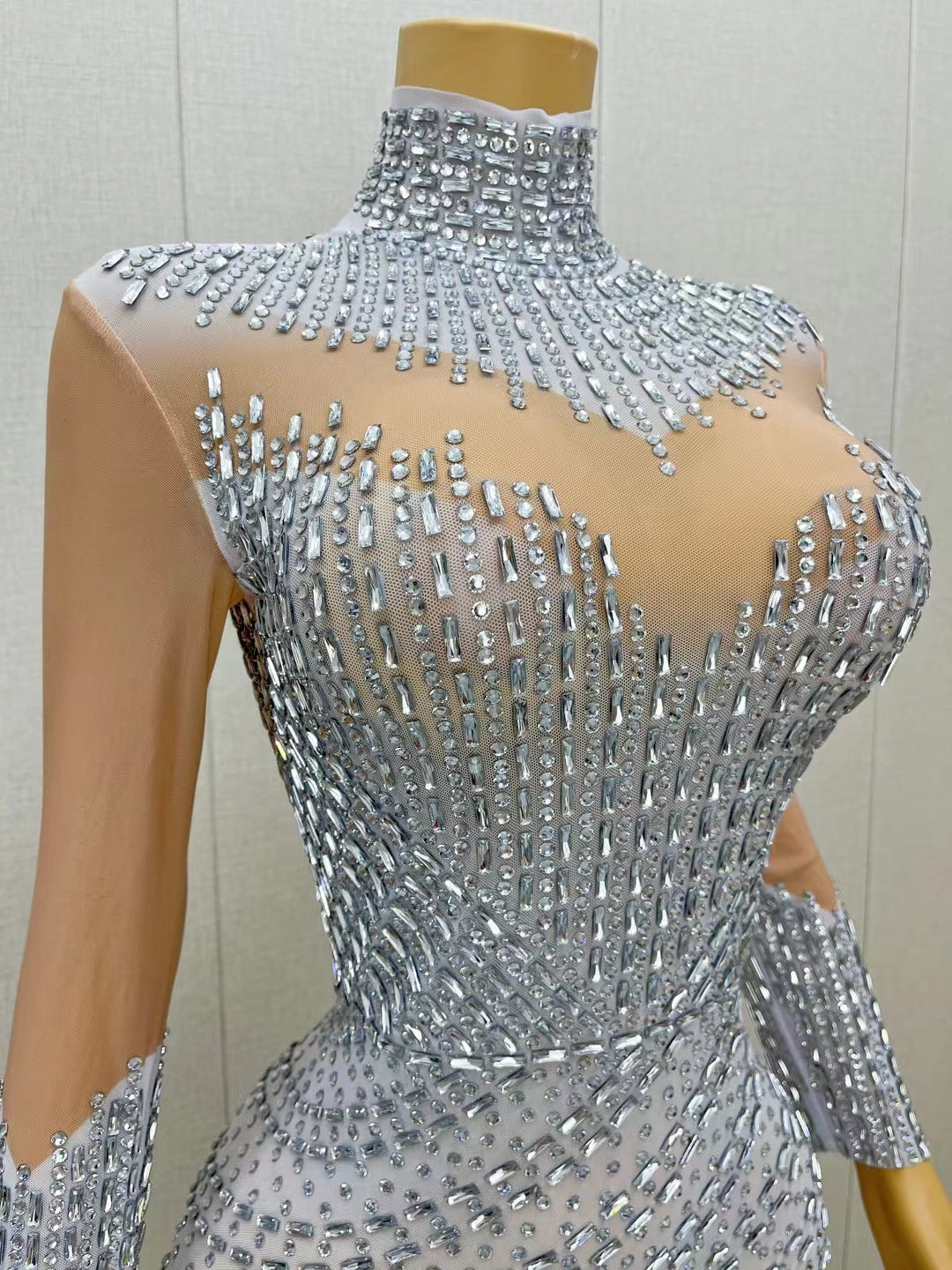 CELESINYI Xuejian Crystal Silver Illusion Gown