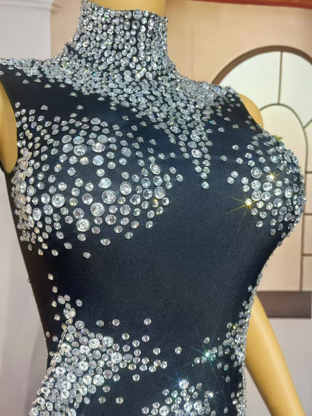 CELESINYI Yixiang Crystal Black Bib Gown