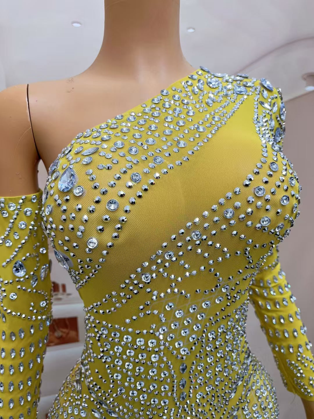 CELESINYI Zuange Crystal One-Shoulder Gown