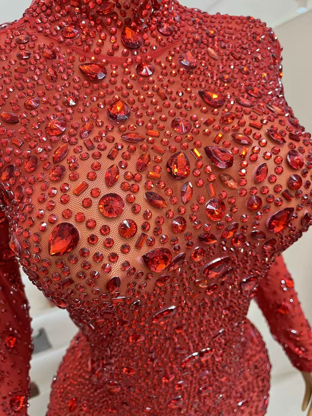 CELESINYI Hongmanxiong Crystal Ruby Gown