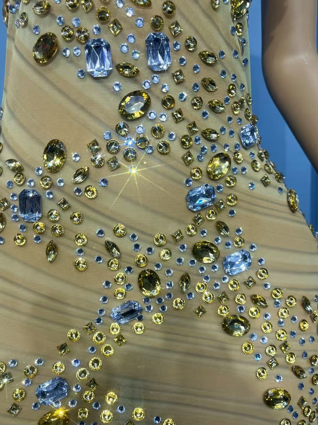 CELESINYI Jinsiduan Crystal Swirl Gown