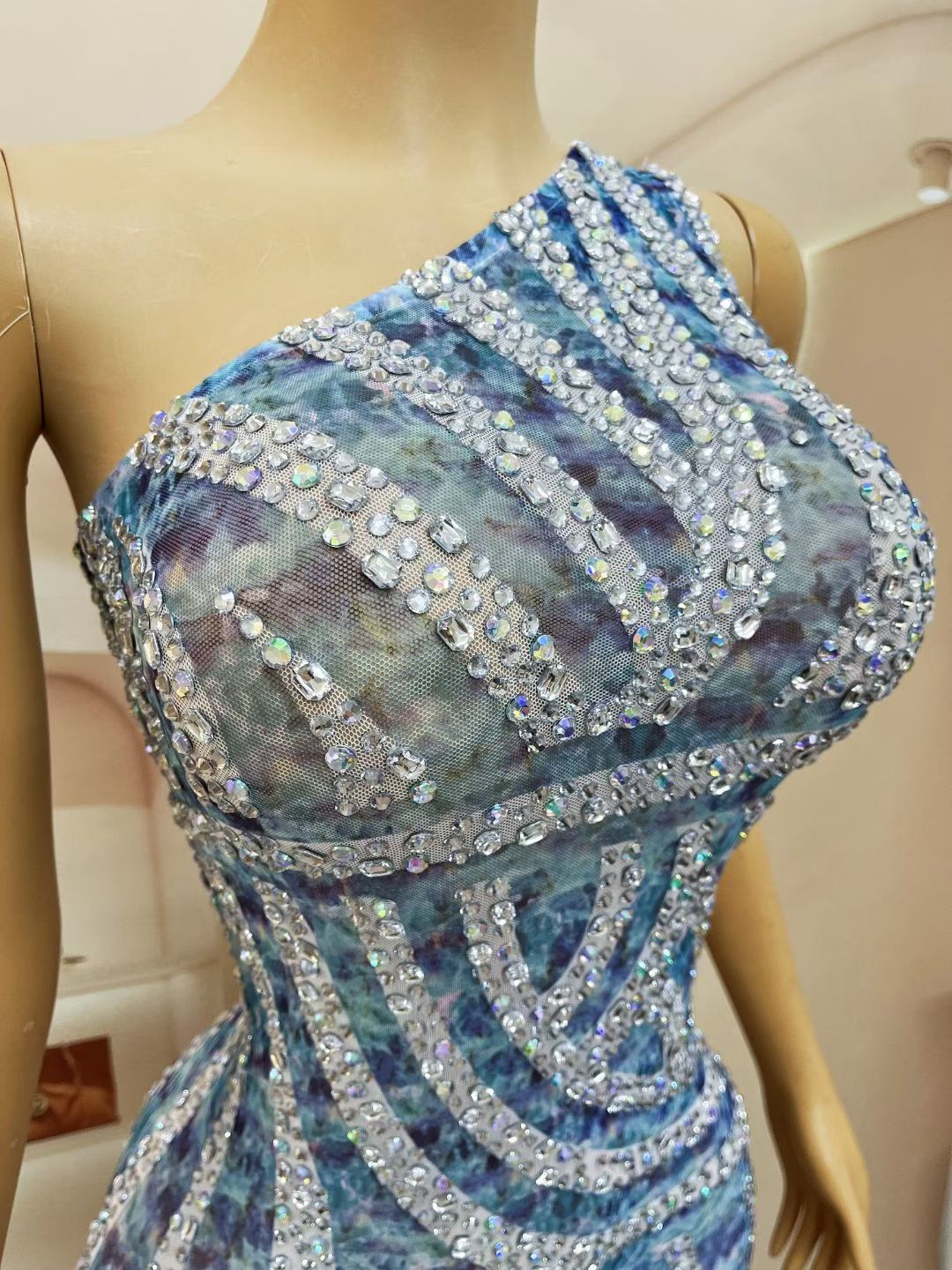 CELESINYI Lanjingkuang Crystal Marble One-Shoulder Gown