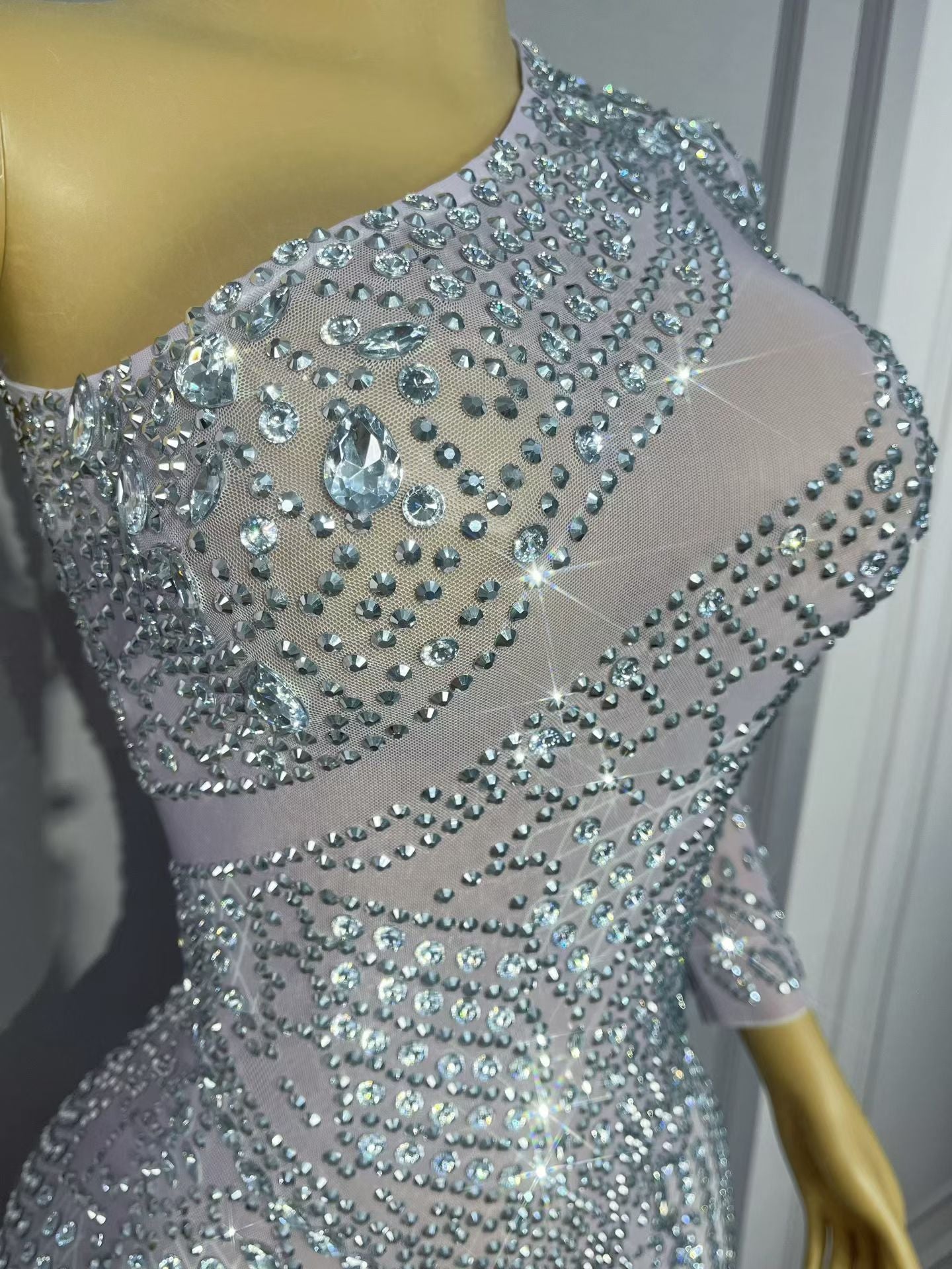 CELESINYI Zuange Crystal One-Shoulder Gown