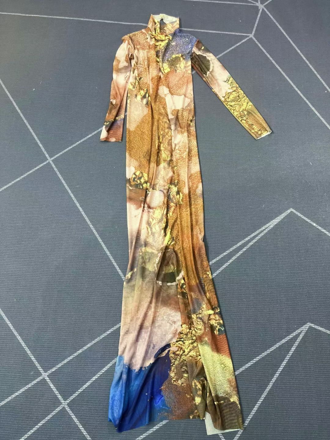 CELESINYI Niguang Gold Foil Marble Gown