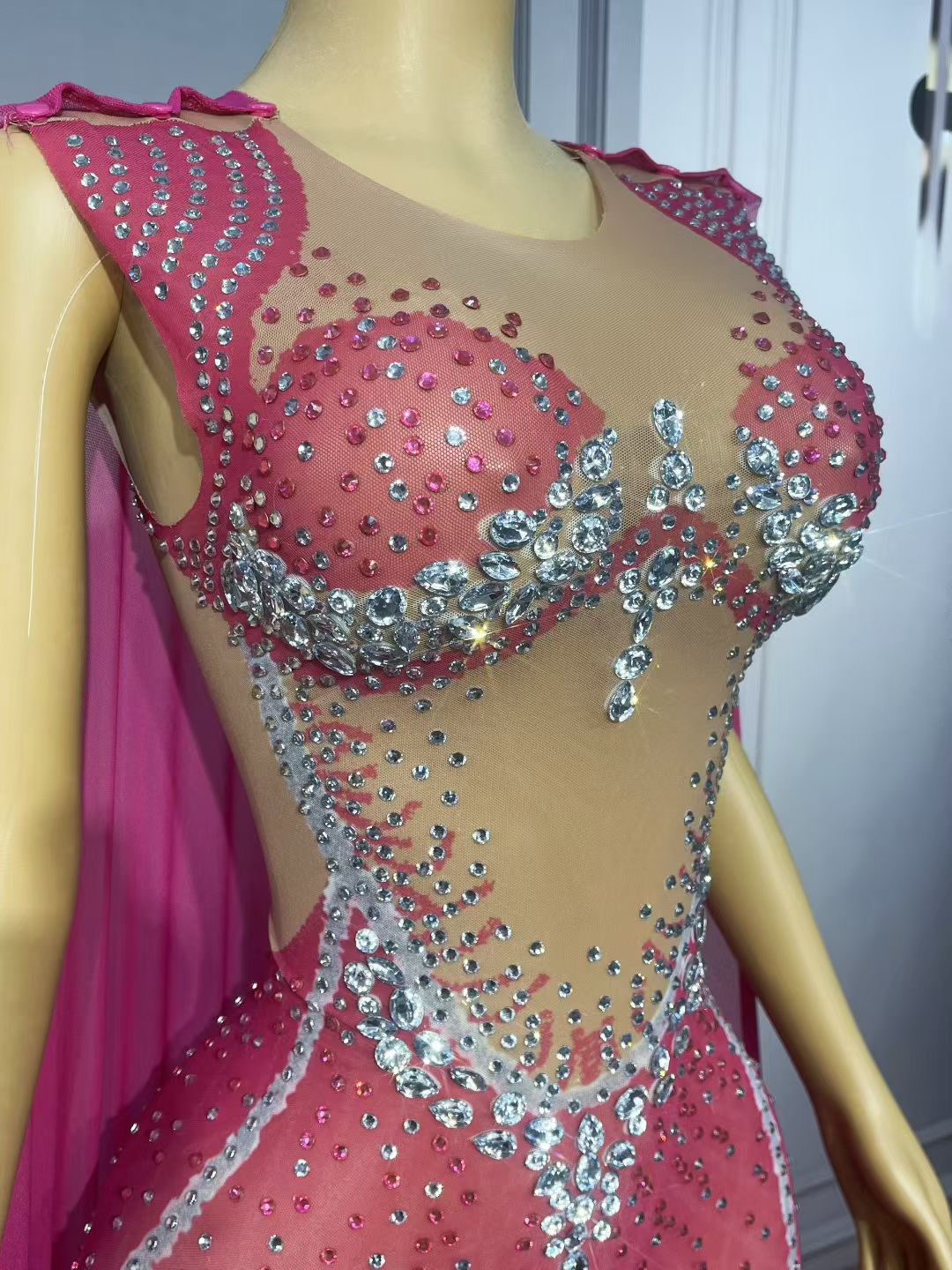 CELESINYI Meihongbing Crystal Fuchsia Cape Gown