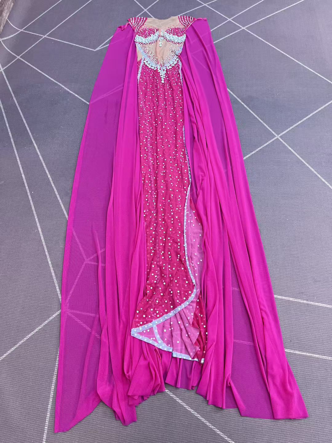 CELESINYI Meihongbing Crystal Fuchsia Cape Gown