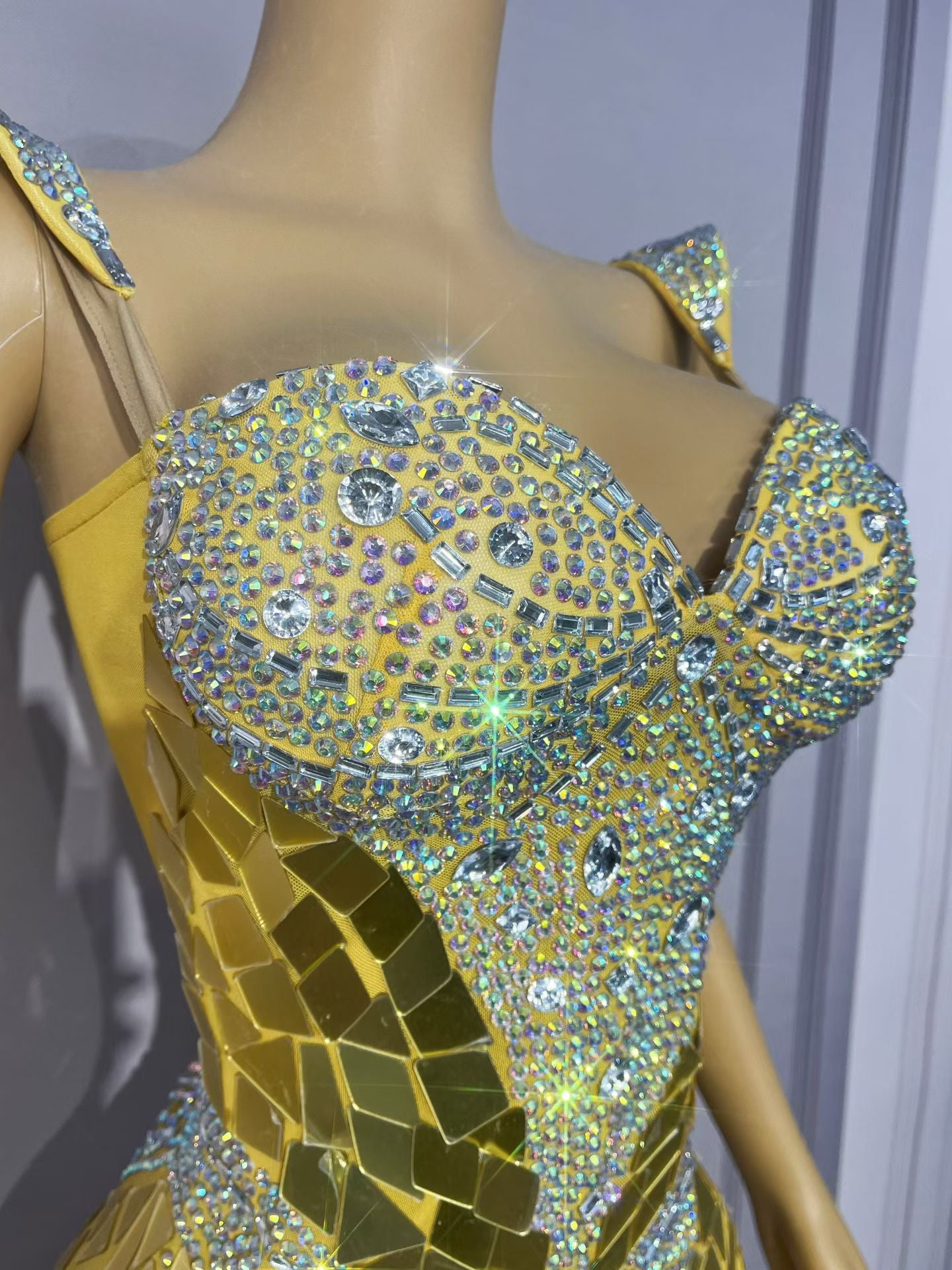 CELESINYI Jingpian Crystal Mirror Shard Gown (Gold)