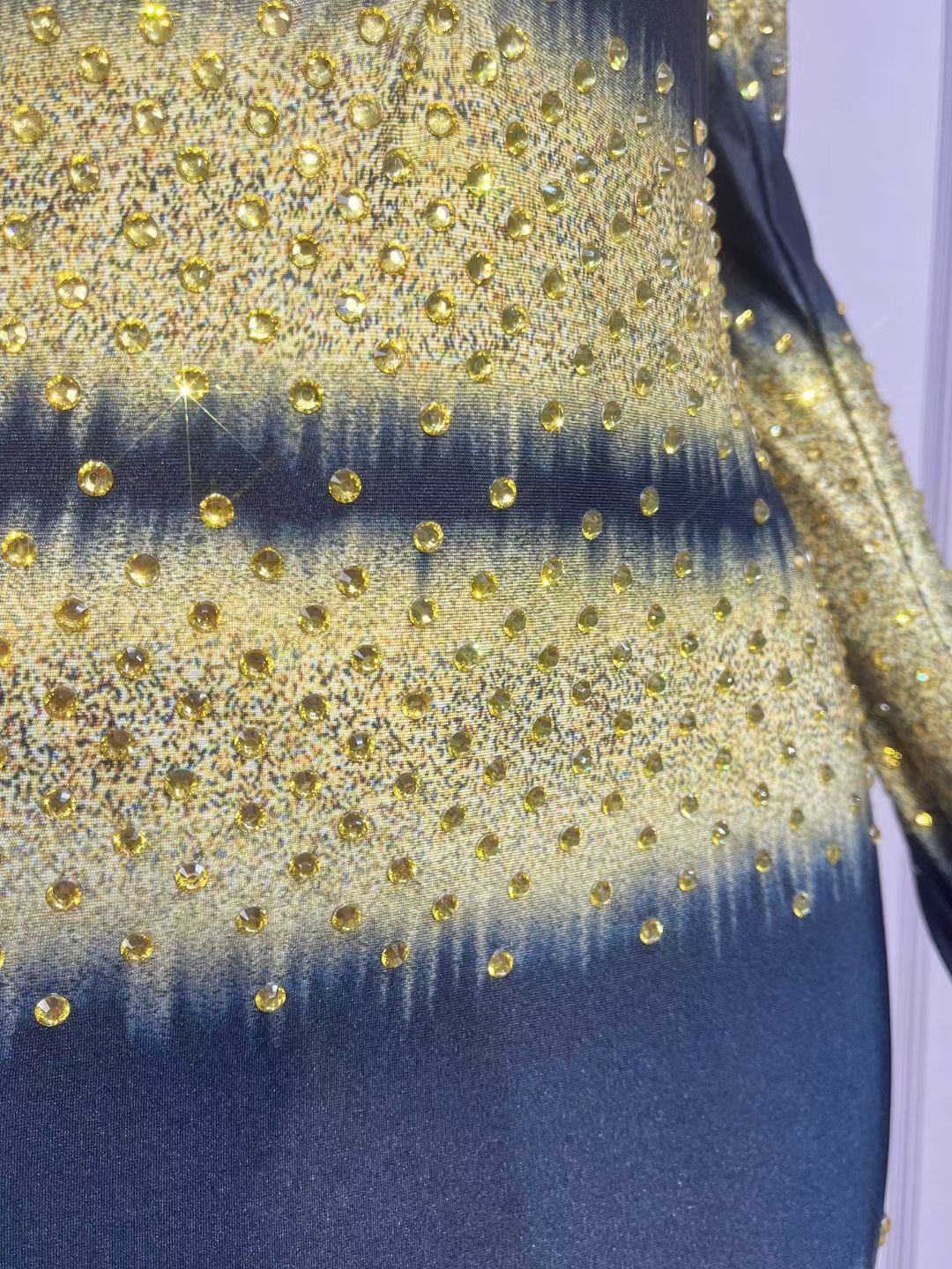 CELESINYI Heijinbo Crystal Gold Stripe Glove Gown