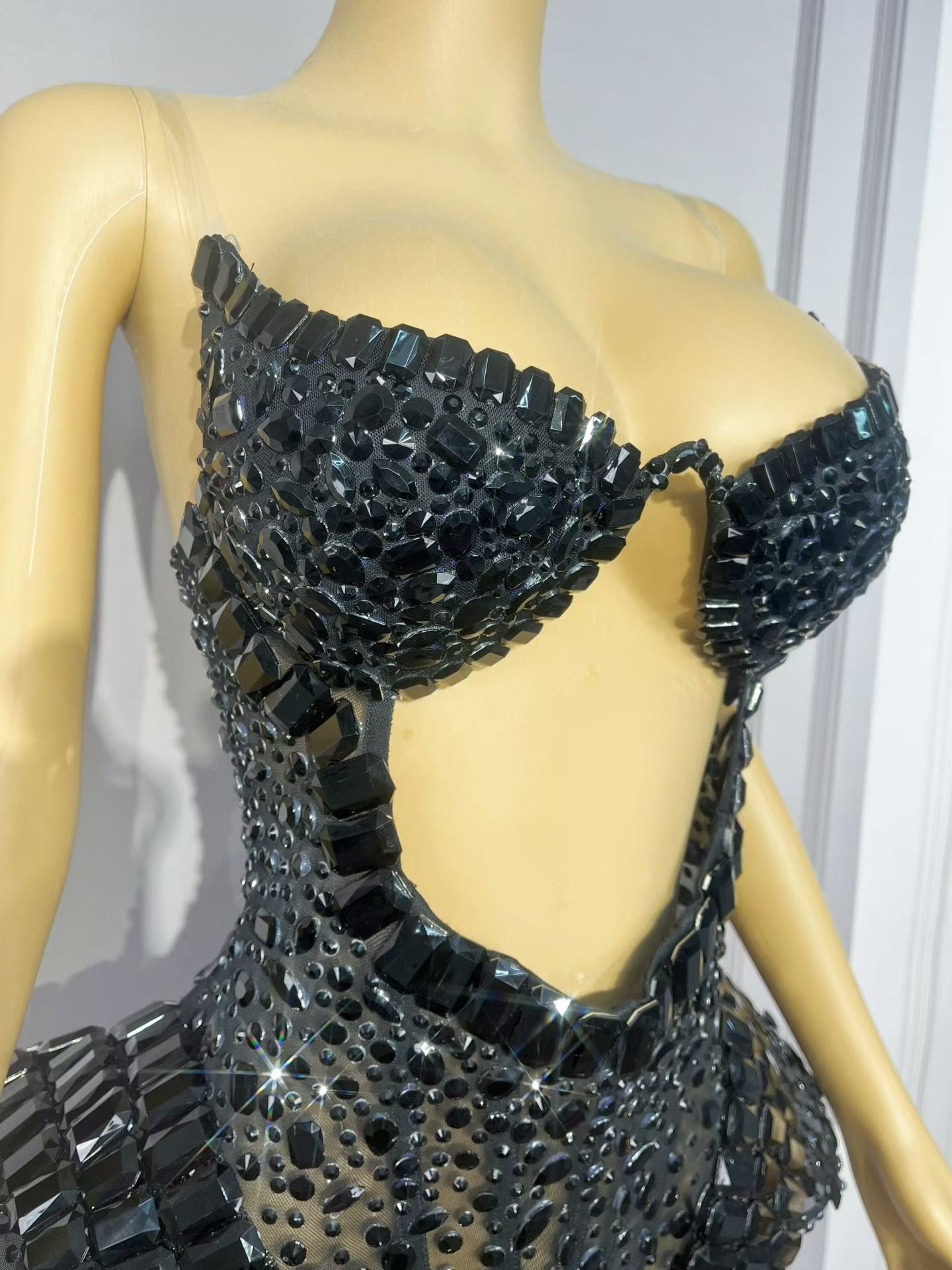CELESINYI Geseguan Crystal Full Stone Gown (Black)
