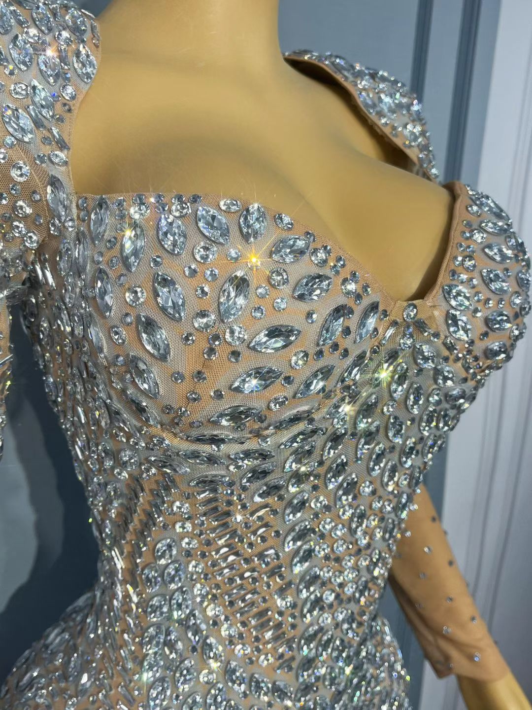 CELESINYI Tengcaiyun Crystal Illusion Padded Gown