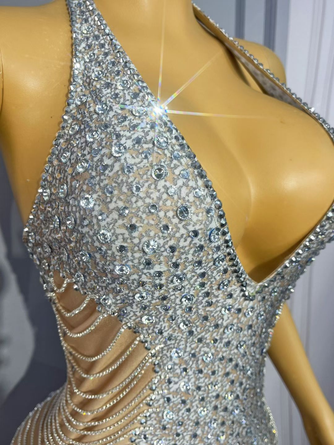 CELESINYI Lianliankan Crystal Side Cutout Halter Gown