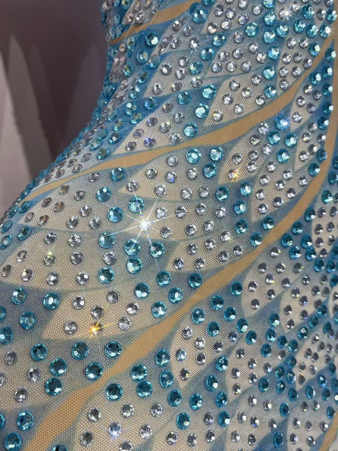 CELESINYI Linyun Crystal Scale Wave Gown
