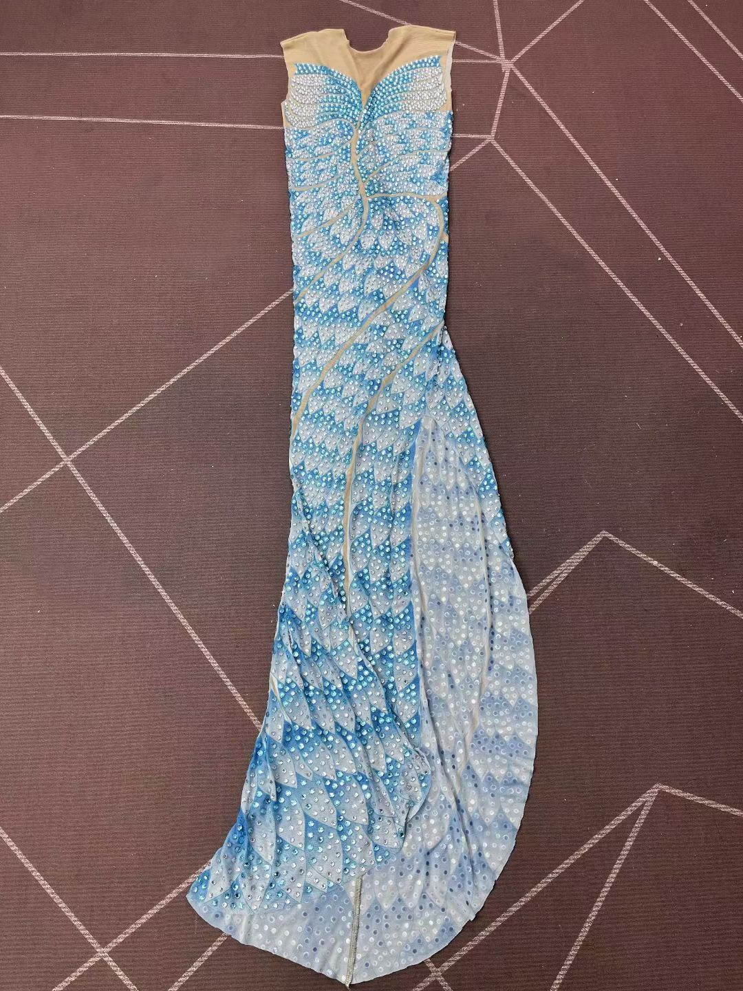 CELESINYI Linyun Crystal Scale Wave Gown