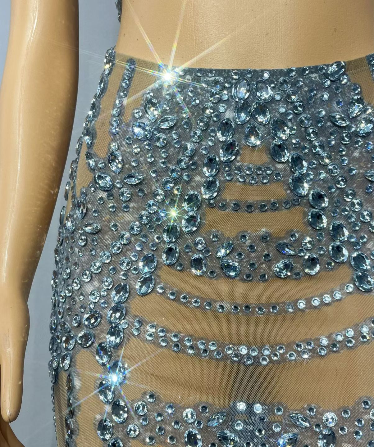 CELESINYI Lianxing Crystal Keyhole Choker Gown
