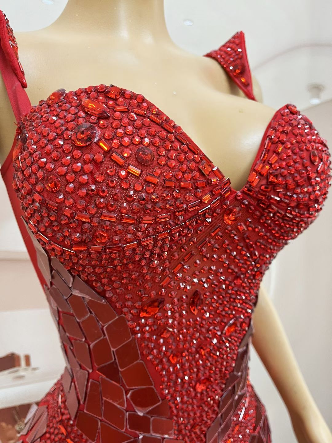 CELESINYI Jingpian Crystal Mirror Shard Gown (Red)