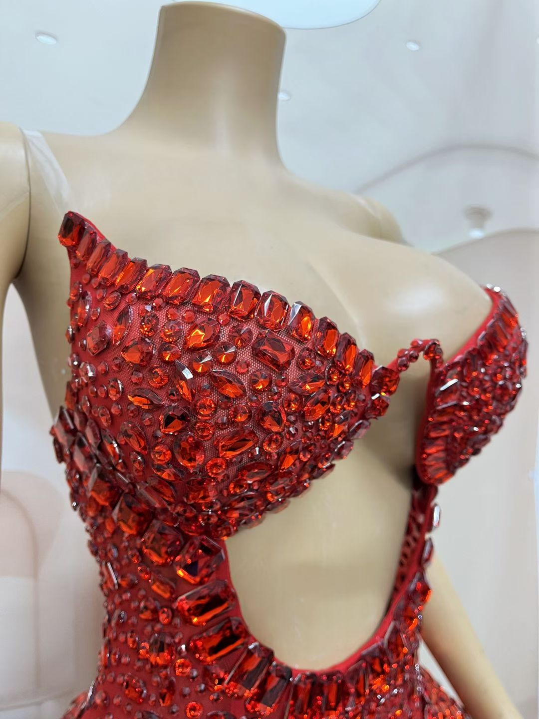CELESINYI Geseguan Crystal Full Stone Gown (Vivid Red)