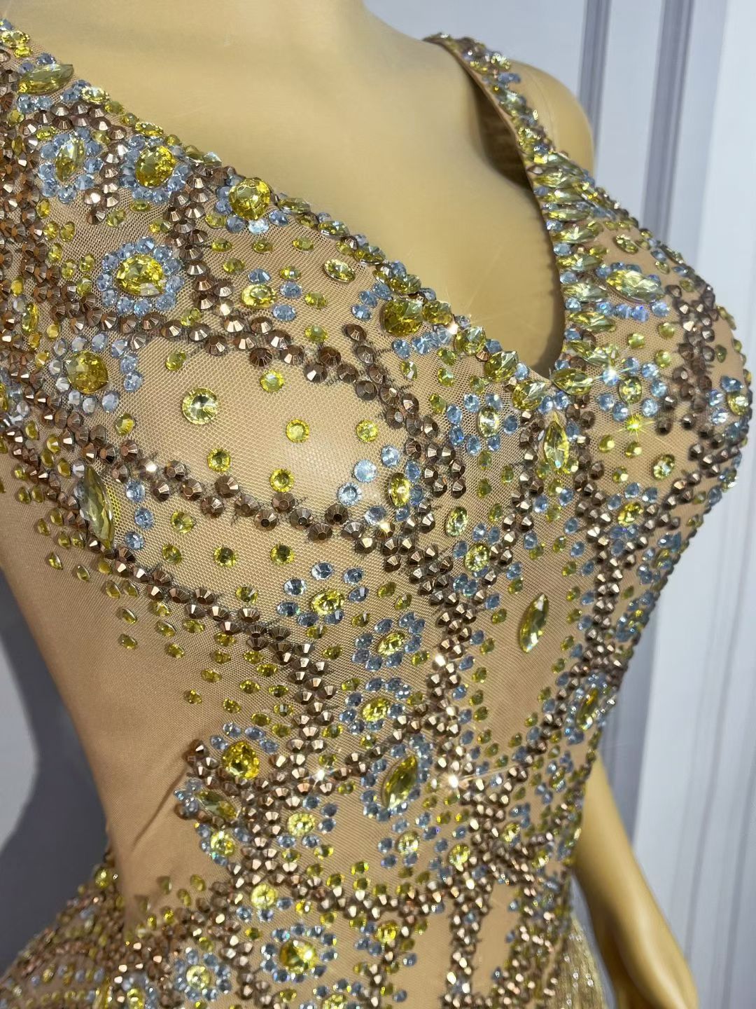 CELESINYI Shengjie Crystal Gold Fringe Slit Gown