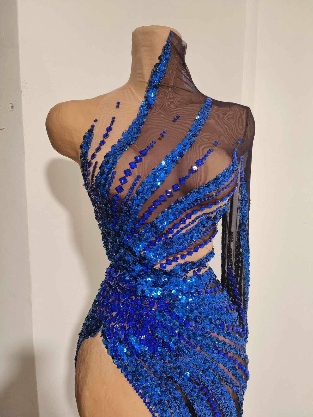 CELESINYI Penmo Crystal Royal Blue One Shoulder Gown