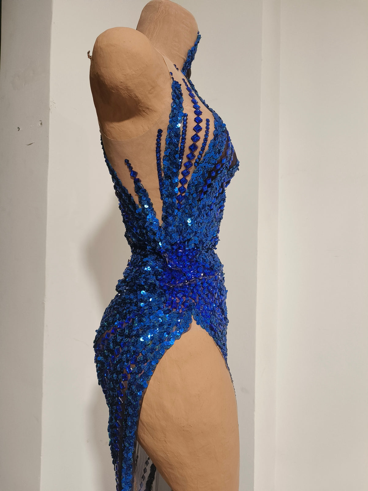 CELESINYI Penmo Crystal Royal Blue One Shoulder Gown