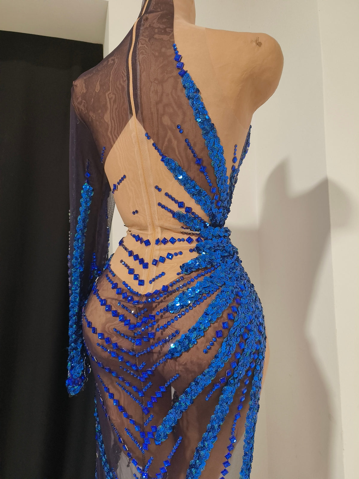 CELESINYI Penmo Crystal Royal Blue One Shoulder Gown