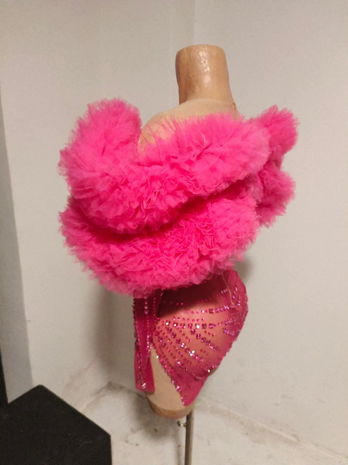 CELESINYI Guose Crystal Hot Pink Ruffle Mini Dress