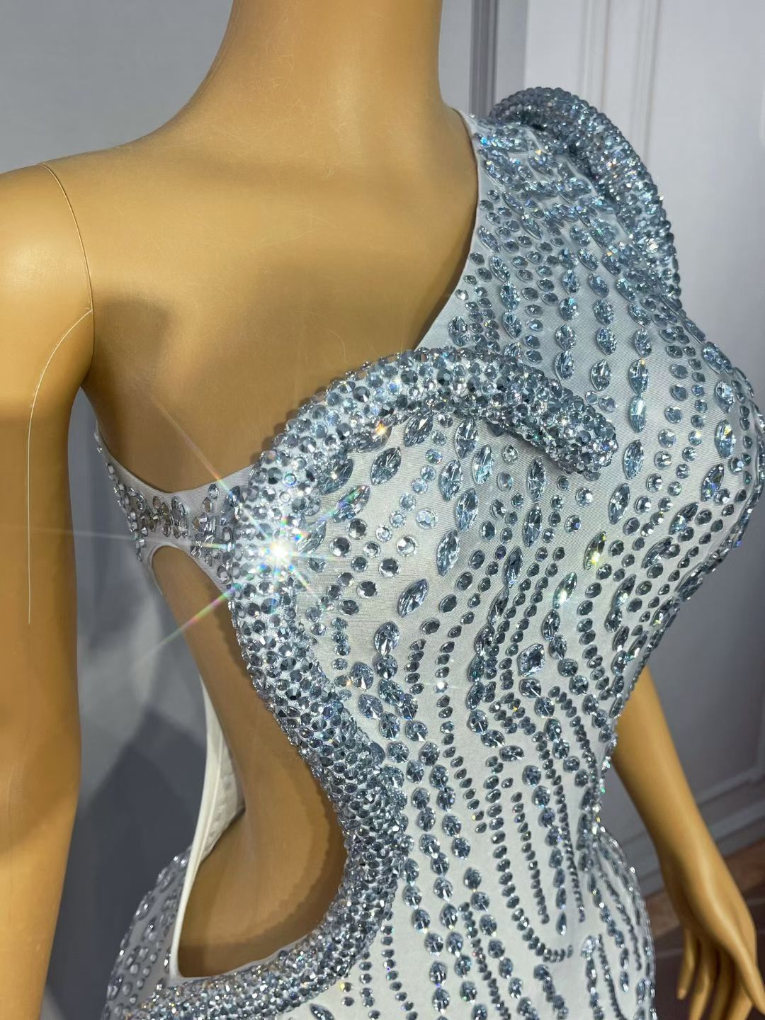 CELESINYI Siluo Crystal Waterfall Slit Gown