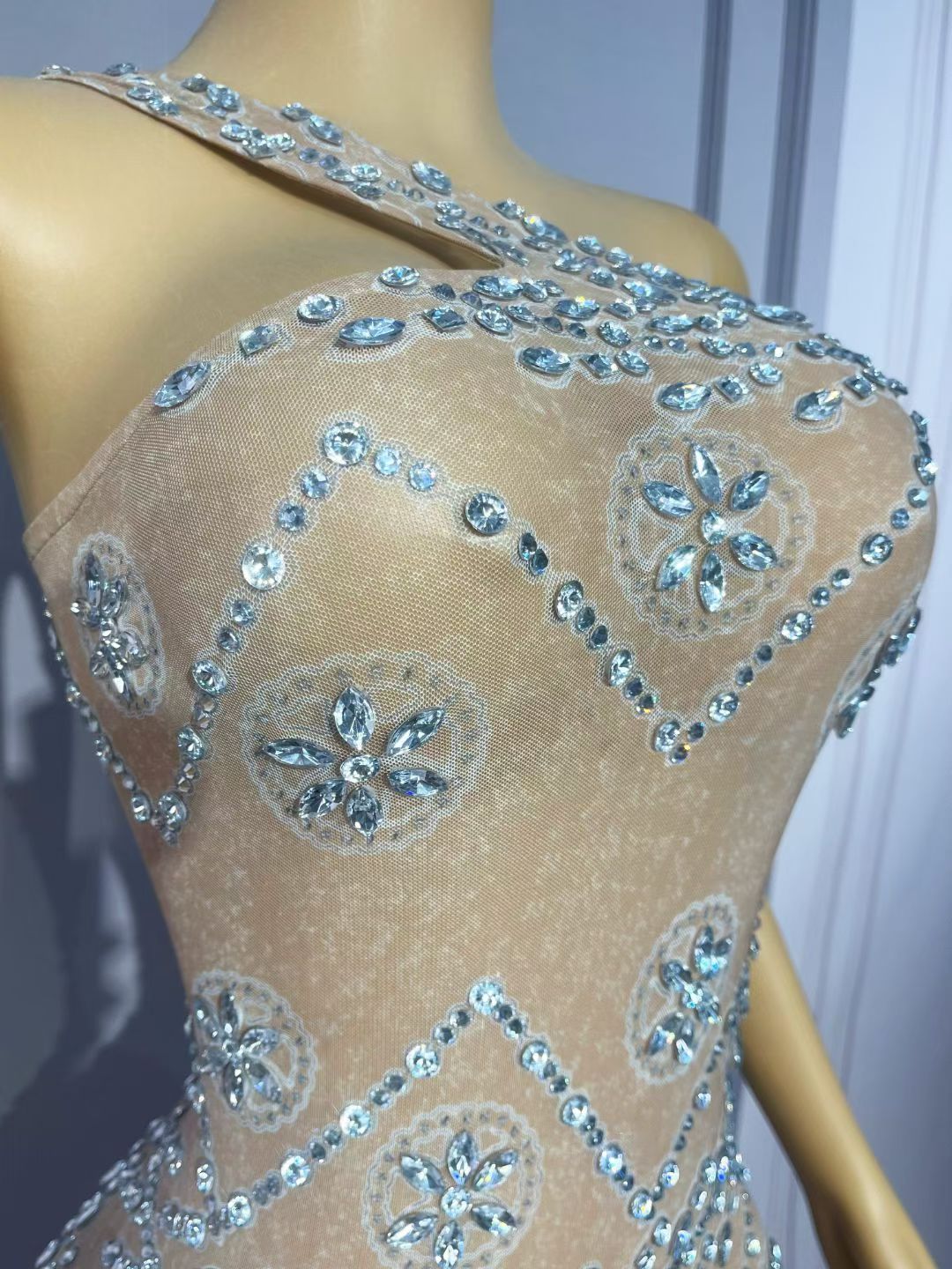 CELESINYI Liulunhua Crystal Flower One-Shoulder Gown