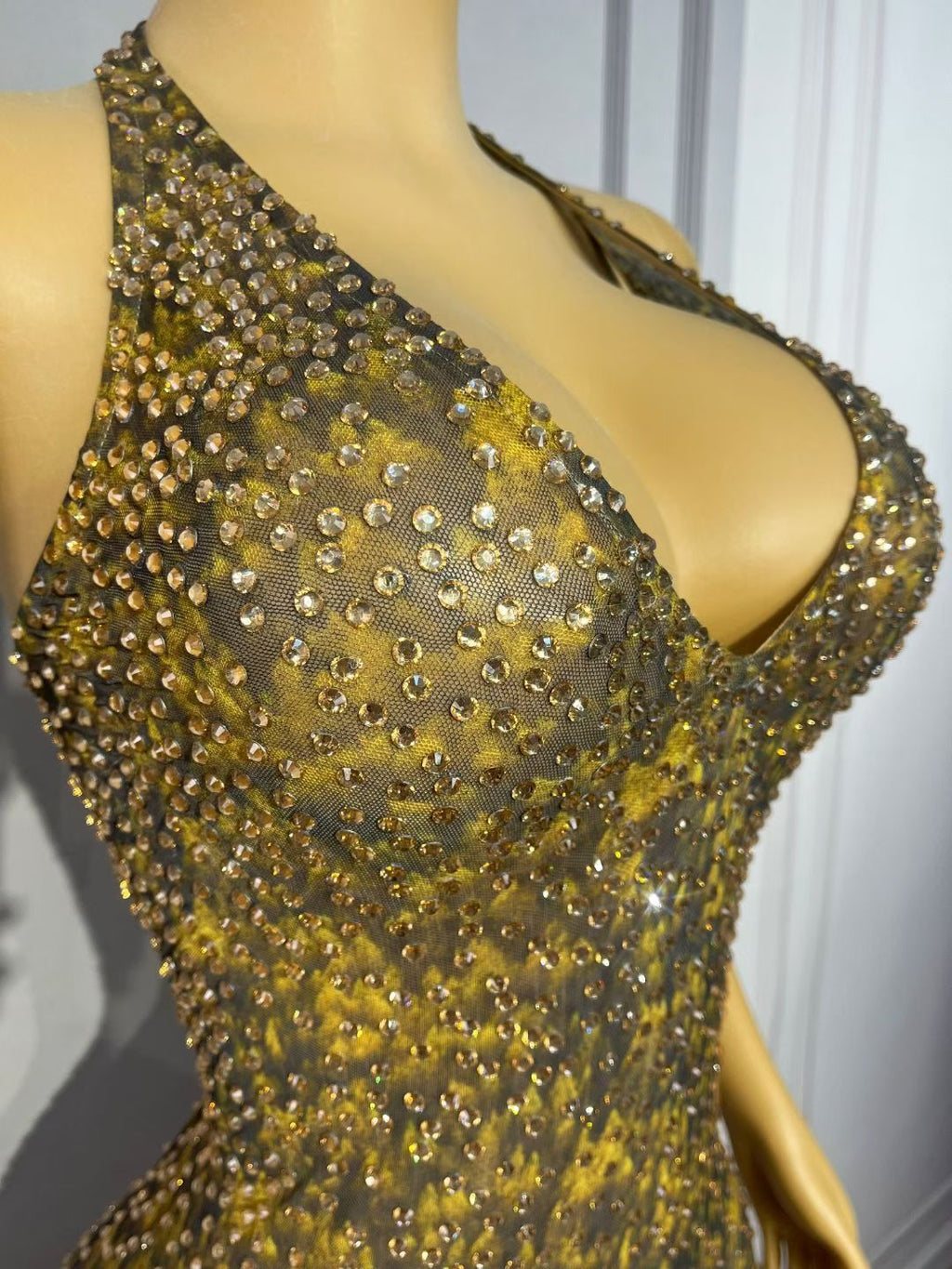 CELESINYI Baihualin Crystal Amber Halter Gown