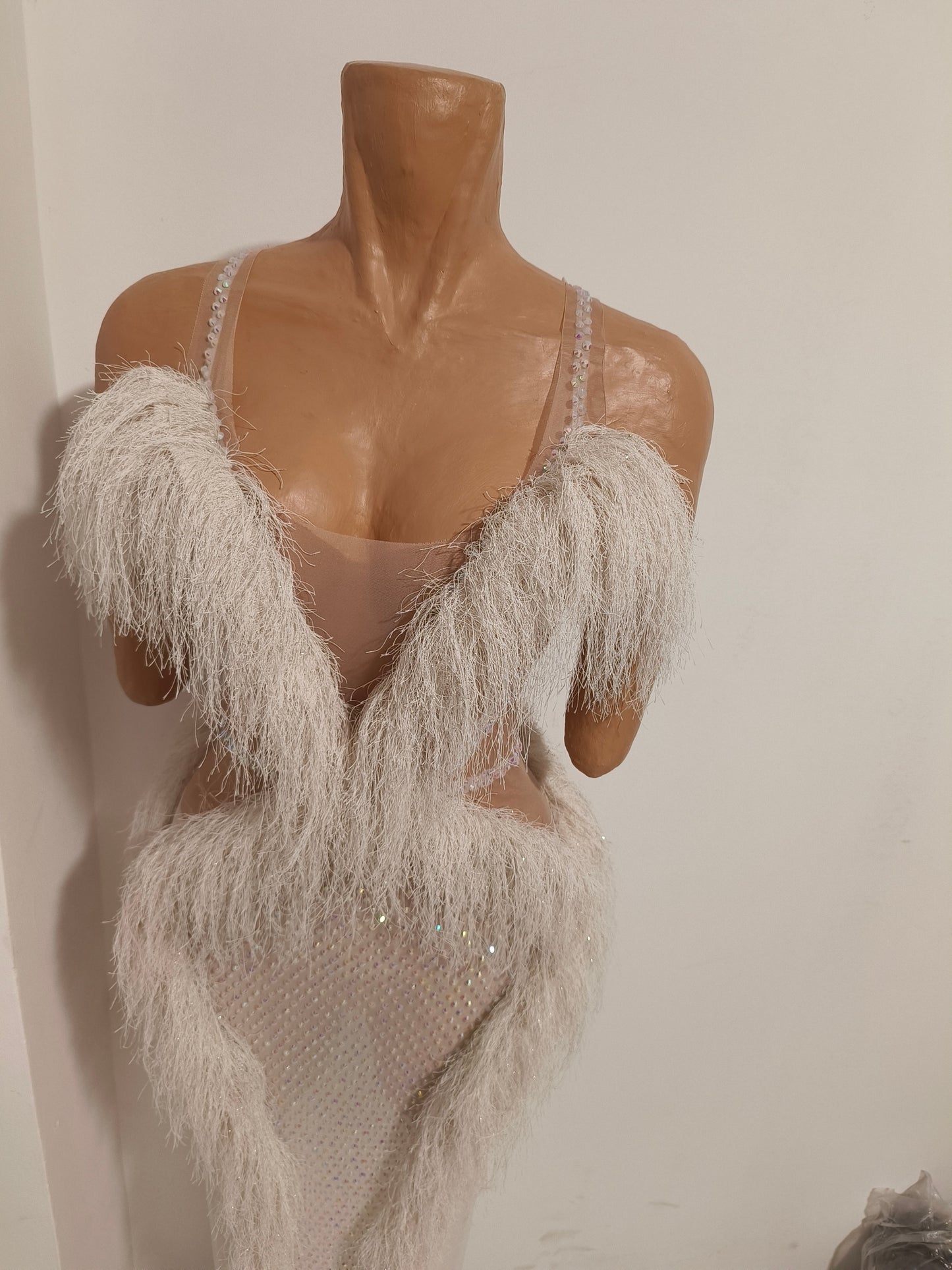 CELESINYI Xuelu Crystal Ivory Feather Gown