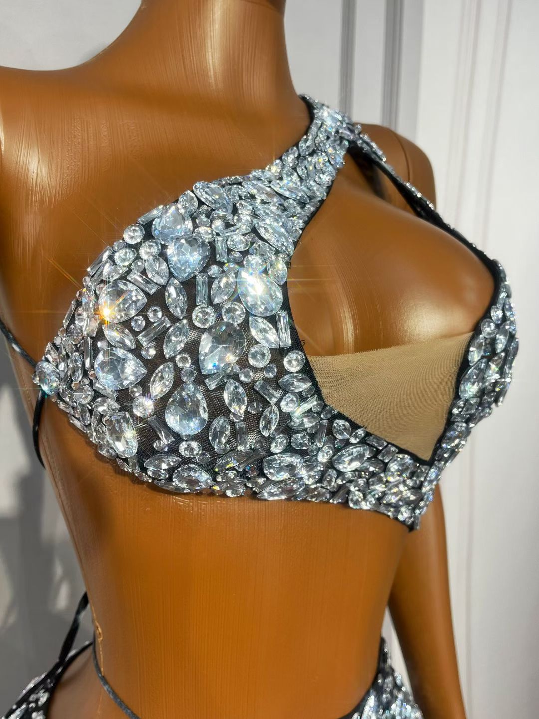 CELESINYI Xiaomanyao Crystal One-Shoulder Cutout Gown