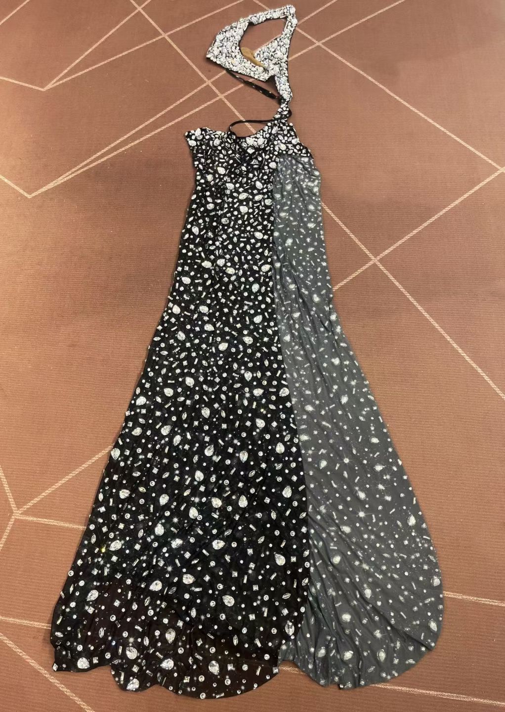 CELESINYI Xiaomanyao Crystal One-Shoulder Cutout Gown