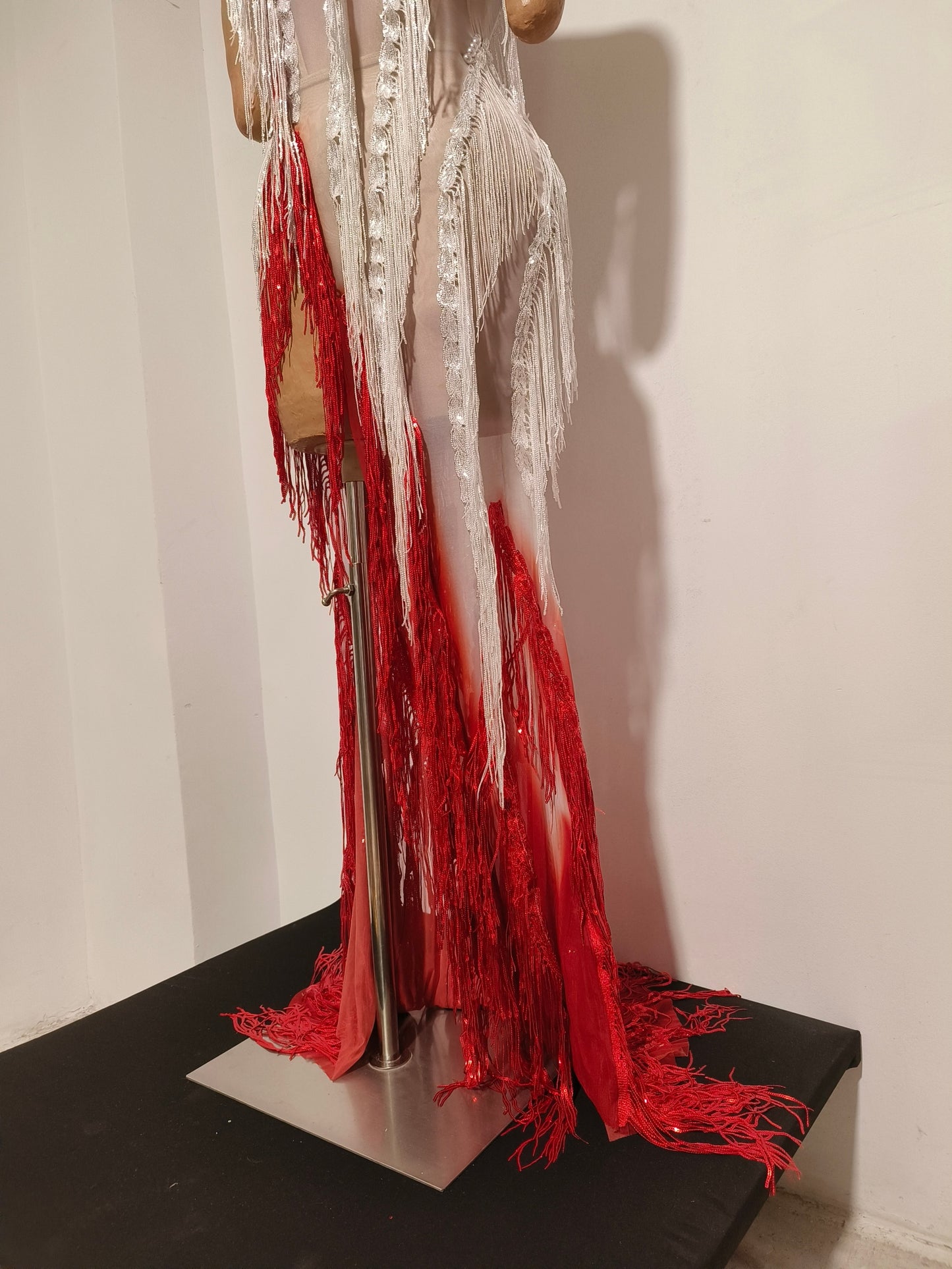 CELESINYI Xuemai Crystal Red White Fringe Gown