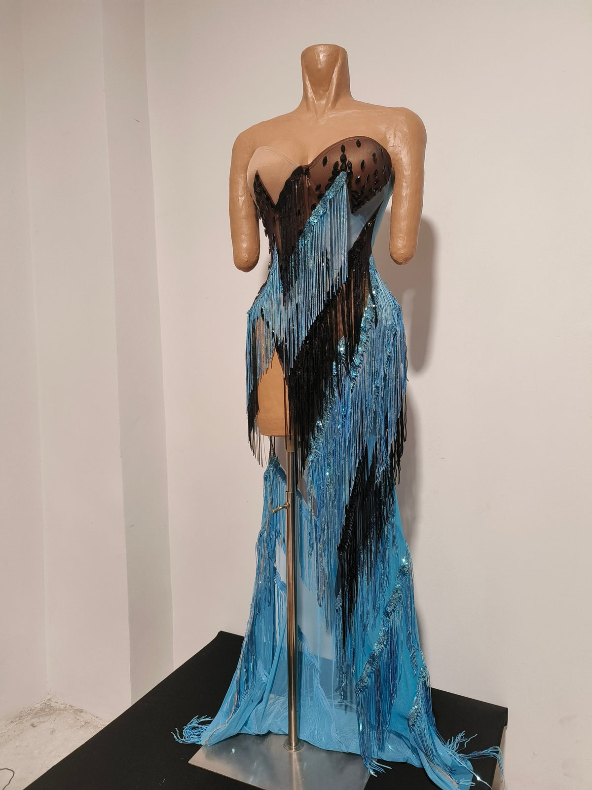 CELESINYI Qinggao Rhinestone Blue Black Fringe Gown