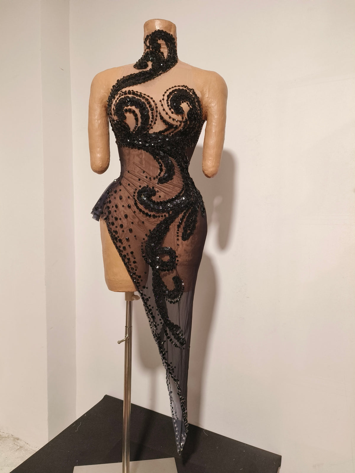 CELESINYI Yuehei Crystal Black Baroque Train Gown
