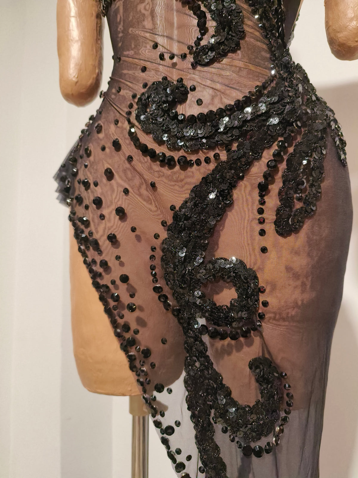 CELESINYI Yuehei Crystal Black Baroque Train Gown