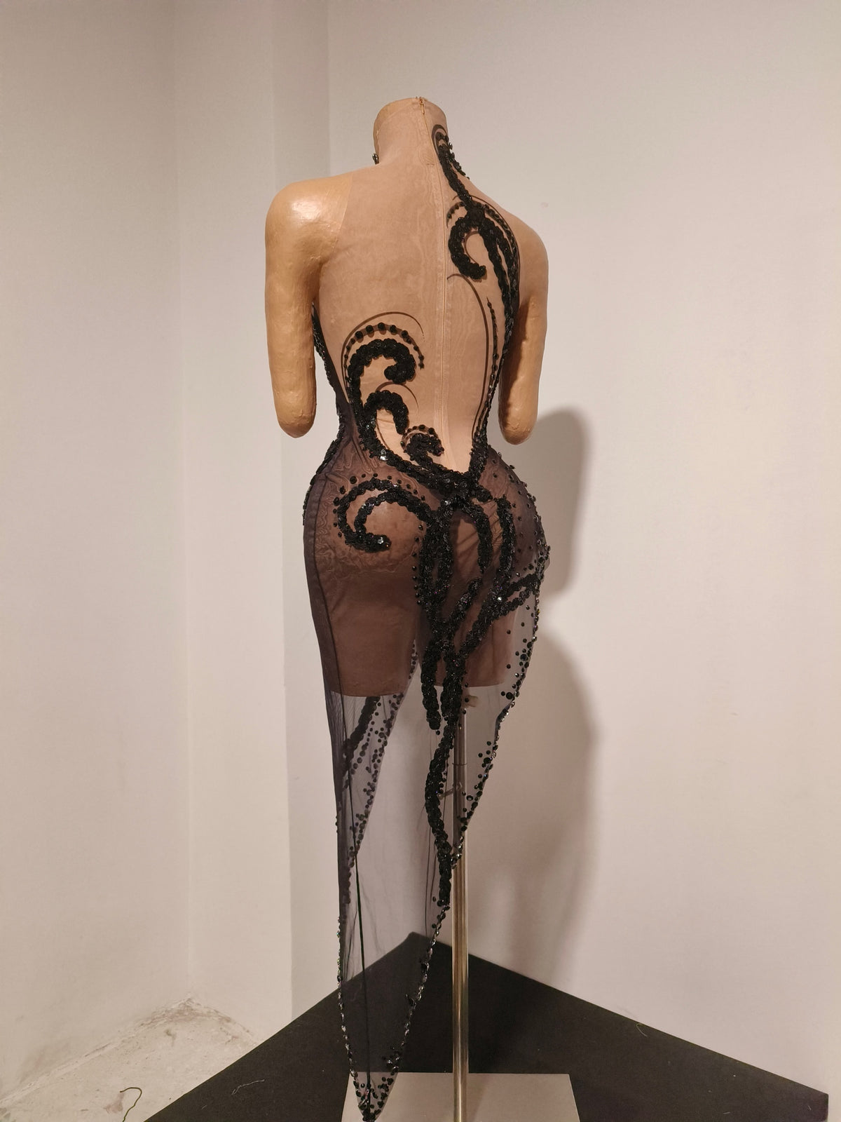 CELESINYI Yuehei Crystal Black Baroque Train Gown