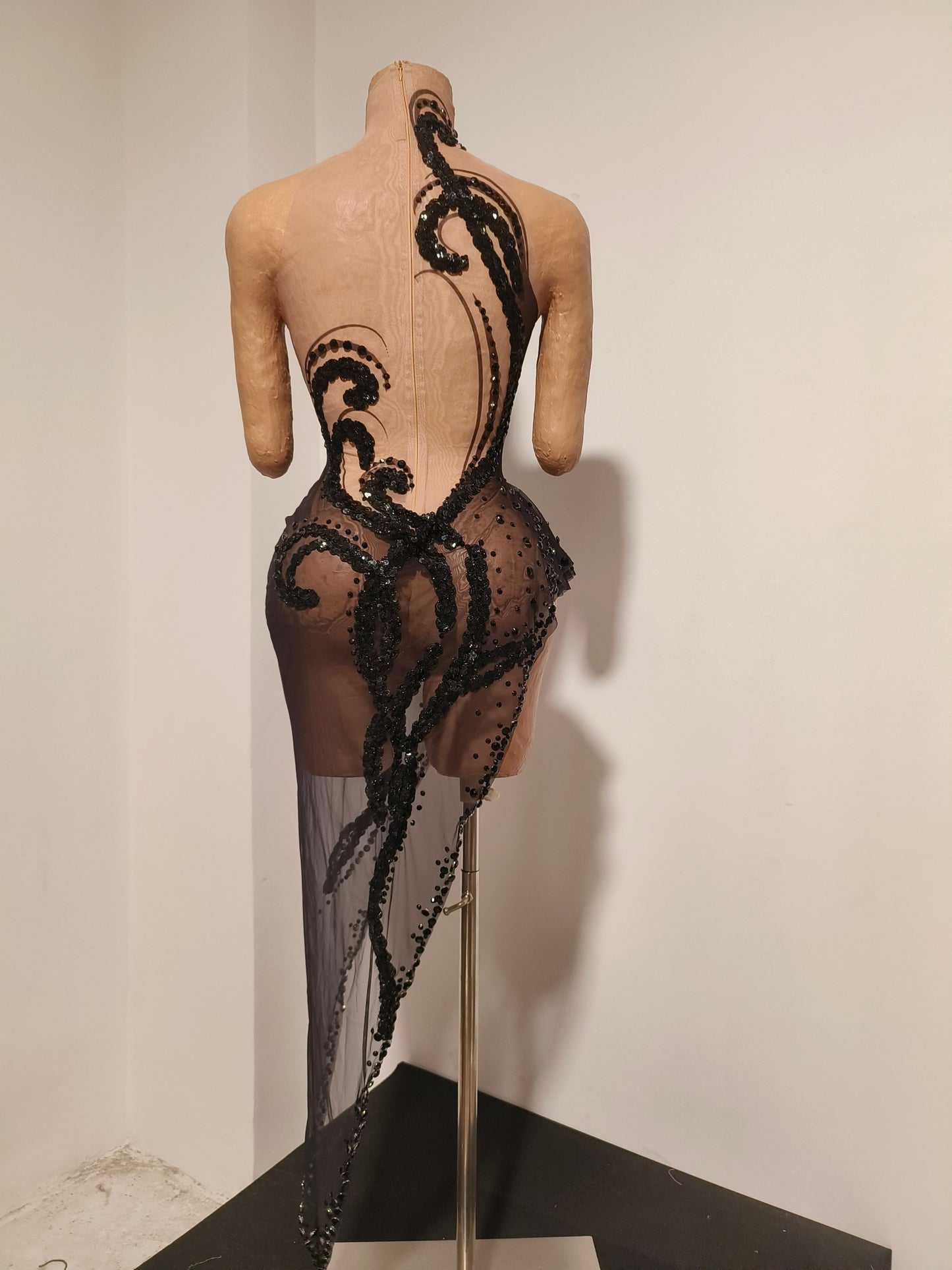 CELESINYI Yuehei Crystal Black Baroque Train Gown
