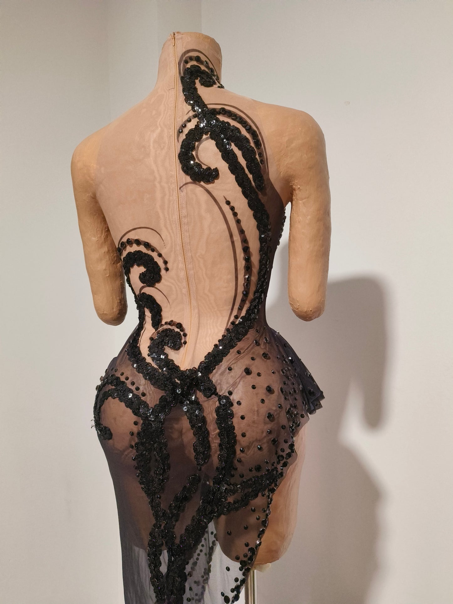 CELESINYI Yuehei Crystal Black Baroque Train Gown